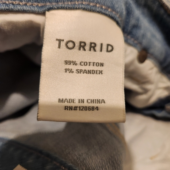 Torrid Distressed Boyfriend Jeans Light Wash Ripped Denim Size 12 Regular - Picture 11 of 12